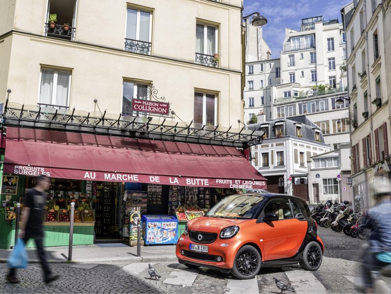 verkehrsberuhigung-innenstadt.jpg Smart vor einen Laden in einer verkehrsberuhigten Zone